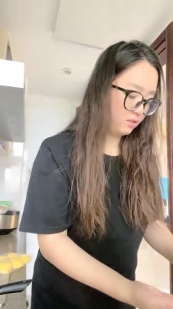 极品新人 肉肉感十足好爽【妍心】沐浴自慰 大喷水啊，眼镜妹子反差婊，蜜桃臀后入上品，刺激 截图12