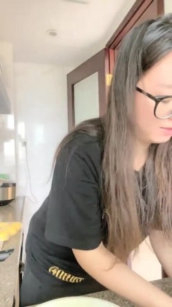 极品新人 肉肉感十足好爽【妍心】沐浴自慰 大喷水啊，眼镜妹子反差婊，蜜桃臀后入上品，刺激 截图13