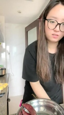 极品新人 肉肉感十足好爽【妍心】沐浴自慰 大喷水啊，眼镜妹子反差婊，蜜桃臀后入上品，刺激 截图14