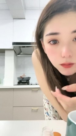 最闪亮的新星，【妍妍吃不饱】，颜值女神下海~放飞自我，这色泽，这浓密的阴毛，这翘起的红樱桃，眼馋吗？ 截图2