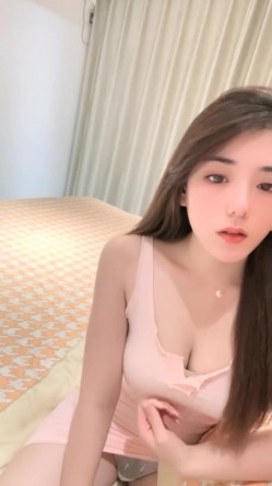 最闪亮的新星，【妍妍吃不饱】，颜值女神下海~放飞自我，这色泽，这浓密的阴毛，这翘起的红樱桃，眼馋吗？ 截图12