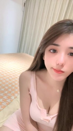 最闪亮的新星，【妍妍吃不饱】，颜值女神下海~放飞自我，这色泽，这浓密的阴毛，这翘起的红樱桃，眼馋吗？ 截图13