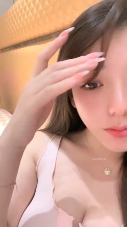 最闪亮的新星，【妍妍吃不饱】，颜值女神下海~放飞自我，这色泽，这浓密的阴毛，这翘起的红樱桃，眼馋吗？ 截图15