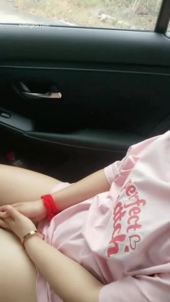野外~玩刺激~玩心跳~【无敌小表妹】2男2女~车震小树林~茅屋~操出血，家中3P啪啪 截图1