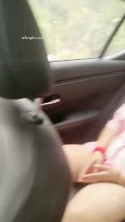 野外~玩刺激~玩心跳~【无敌小表妹】2男2女~车震小树林~茅屋~操出血，家中3P啪啪 截图3