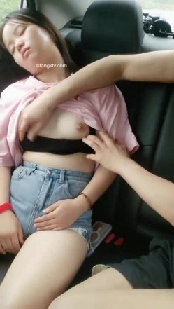 野外~玩刺激~玩心跳~【无敌小表妹】2男2女~车震小树林~茅屋~操出血，家中3P啪啪 截图4