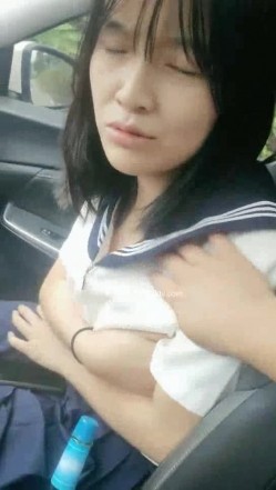 野外~玩刺激~玩心跳~【无敌小表妹】2男2女~车震小树林~茅屋~操出血，家中3P啪啪 截图13