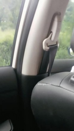 野外~玩刺激~玩心跳~【无敌小表妹】2男2女~车震小树林~茅屋~操出血，家中3P啪啪 截图14