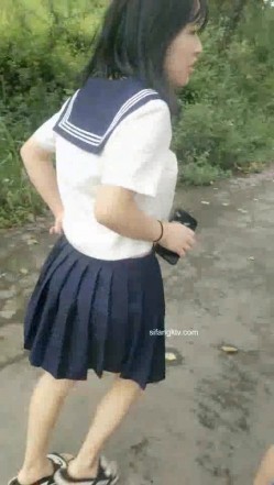 野外~玩刺激~玩心跳~【无敌小表妹】2男2女~车震小树林~茅屋~操出血，家中3P啪啪 截图15