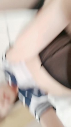 学生制服牛仔短裤！细腰美腿好身材！新人妹妹下海，干净白虎美穴，开档黑丝自慰，骑乘位深插 截图13
