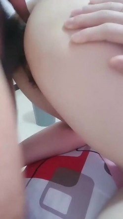 漂亮人妻吃鸡啪啪 在家被大哥无套三洞全开 轮换着插 肠液都操出来了还不让擦干净 估计这根肉棒味道非常刺激 截图8
