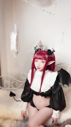 【超美高端罕见露脸露点】极品CosPlay爆机少女【喵小吉】极品新作《更衣人偶坠入爱河》粉穴超漫改 超清4K原版 截图11