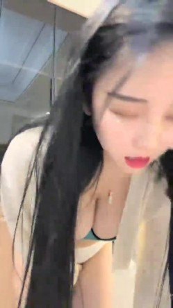 178胸膜！~【傲胸新木优子】，KTV土豪淫乱，高端酒店会牛郎！夜生活真是丰富，之前还爱装逼不脱呢 截图1
