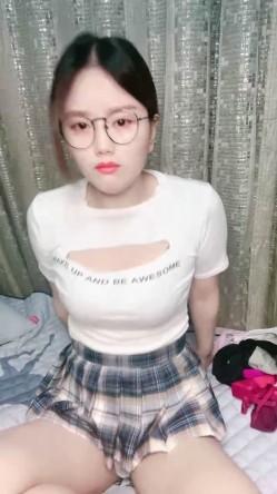 极品眼镜妹小鱼干！外表甜美骚的很！撩起短裙隔着内裤摸穴，开档丝袜后入美臀，正入猛操很享受 截图7