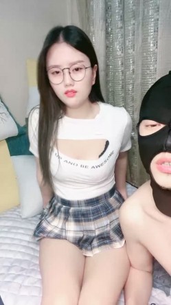 极品眼镜妹小鱼干！外表甜美骚的很！撩起短裙隔着内裤摸穴，开档丝袜后入美臀，正入猛操很享受 截图9