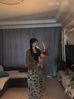 国产情侣不雅流出,某职专院校美女学姐,看起来清秀文静,男友面前非常臊 截图2