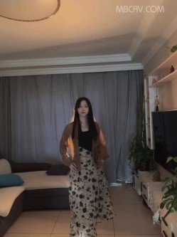 国产情侣不雅流出,某职专院校美女学姐,看起来清秀文静,男友面前非常臊 截图5