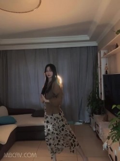 国产情侣不雅流出,某职专院校美女学姐,看起来清秀文静,男友面前非常臊 截图16