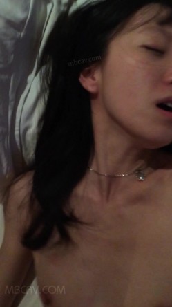 国产情侣不雅流出,某职专院校美女学姐,看起来清秀文静,男友面前非常臊 截图1