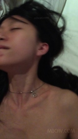 国产情侣不雅流出,某职专院校美女学姐,看起来清秀文静,男友面前非常臊 截图2