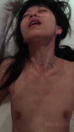 国产情侣不雅流出,某职专院校美女学姐,看起来清秀文静,男友面前非常臊 截图4