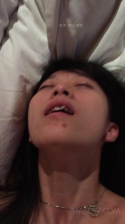 国产情侣不雅流出,某职专院校美女学姐,看起来清秀文静,男友面前非常臊 截图12