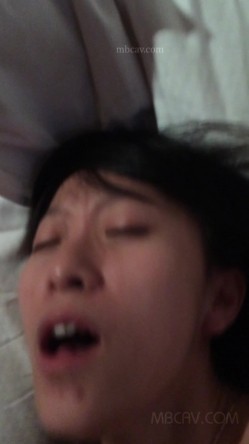 国产情侣不雅流出,某职专院校美女学姐,看起来清秀文静,男友面前非常臊 截图13