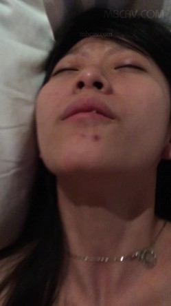 国产情侣不雅流出,某职专院校美女学姐,看起来清秀文静,男友面前非常臊 截图14