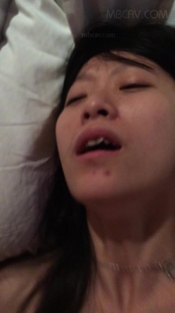 国产情侣不雅流出,某职专院校美女学姐,看起来清秀文静,男友面前非常臊 截图15