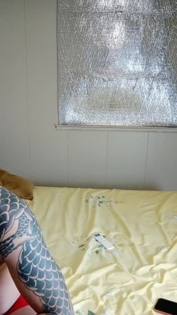 极品车模勾搭纹身社会小哥激情啪啪，鸡巴上倒上奶让骚逼舔弄，床上各种抽插爆草，表情好骚好淫荡精彩刺激 截图3