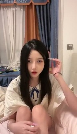 ️顶级校花女神【小蝴蝶会飞】女神妖娆~逆天大长腿~极品翘臀~道具狂插 截图3