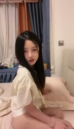 ️顶级校花女神【小蝴蝶会飞】女神妖娆~逆天大长腿~极品翘臀~道具狂插 截图11