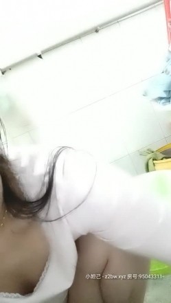 小辣椒有奶水，欲求不满的宝妈，主动骑乘上位，老公一副不情愿，无奈插两下，跑到厕所用自慰棒满足性需求！ 截图2