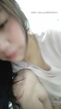 小辣椒有奶水，欲求不满的宝妈，主动骑乘上位，老公一副不情愿，无奈插两下，跑到厕所用自慰棒满足性需求！ 截图3