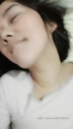 小辣椒有奶水，欲求不满的宝妈，主动骑乘上位，老公一副不情愿，无奈插两下，跑到厕所用自慰棒满足性需求！ 截图4