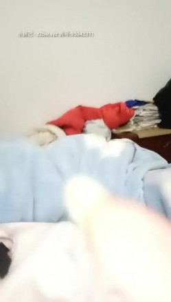 小辣椒有奶水，欲求不满的宝妈，主动骑乘上位，老公一副不情愿，无奈插两下，跑到厕所用自慰棒满足性需求！ 截图16