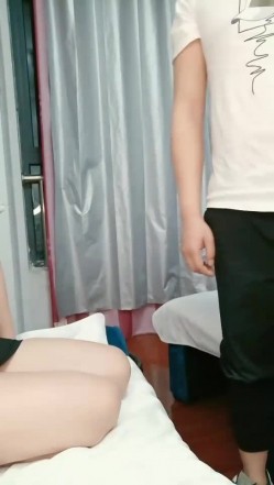 新人妹子剧情演绎勾搭足疗男技师，门锁足了怕什么掏出JB看看，拨开内裤摸逼按摩床上操，口交后入抽插猛操 截图1