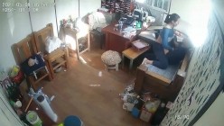 最新流出黑客破解网络摄像头监控偷拍财务公司业务经理和两个少妇在办公室啪啪啪 截图1