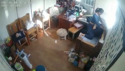最新流出黑客破解网络摄像头监控偷拍财务公司业务经理和两个少妇在办公室啪啪啪 截图2