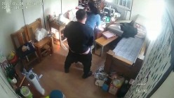 最新流出黑客破解网络摄像头监控偷拍财务公司业务经理和两个少妇在办公室啪啪啪 截图3