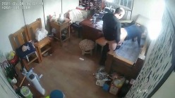 最新流出黑客破解网络摄像头监控偷拍财务公司业务经理和两个少妇在办公室啪啪啪 截图5