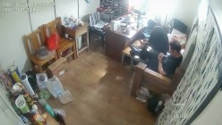 最新流出黑客破解网络摄像头监控偷拍财务公司业务经理和两个少妇在办公室啪啪啪 截图7