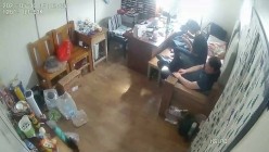 最新流出黑客破解网络摄像头监控偷拍财务公司业务经理和两个少妇在办公室啪啪啪 截图8