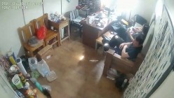 最新流出黑客破解网络摄像头监控偷拍财务公司业务经理和两个少妇在办公室啪啪啪 截图9