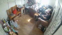 最新流出黑客破解网络摄像头监控偷拍财务公司业务经理和两个少妇在办公室啪啪啪 截图10