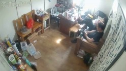 最新流出黑客破解网络摄像头监控偷拍财务公司业务经理和两个少妇在办公室啪啪啪 截图11