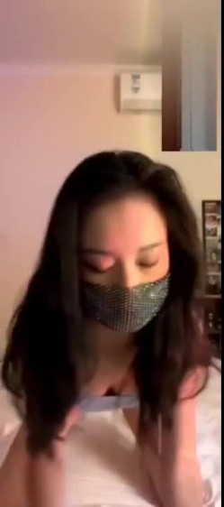 花椒颜值骚逼主播【黄一忆】颜值大长腿，骚舞诱惑，多次跟榜一大哥一对一自慰 截图3