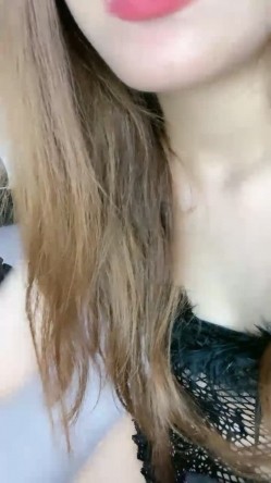 【在校大学生贝贝】微胖妹妹 ️多毛肥穴，长时间自慰，还换了黑丝，中途有露脸,激情裸聊撩骚 ️洗澡扣逼自慰诱惑6V 截图2