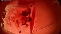 上帝视角 小伙子先把纹身妹狠狠操了一遍 还拍了片 到凌晨两人出去把纹身妹闺蜜又带回来玩双飞 截图4