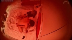 上帝视角 小伙子先把纹身妹狠狠操了一遍 还拍了片 到凌晨两人出去把纹身妹闺蜜又带回来玩双飞 截图6